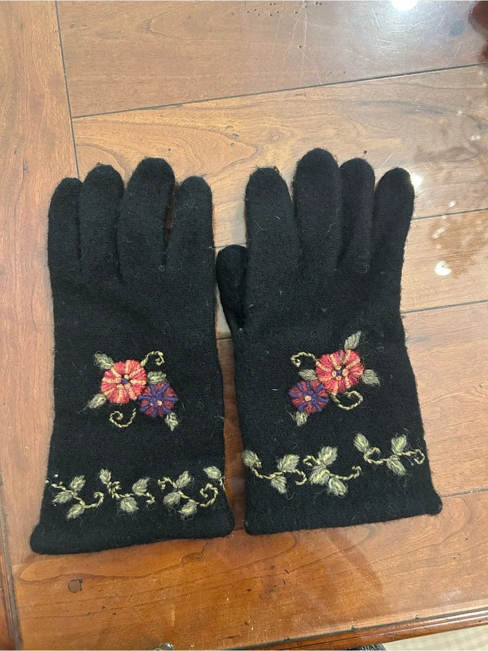 Black Floral Embroidered Women's Wool Gloves